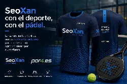 La imagen presenta una camiseta deportiva de color azul oscuro, diseñada en colaboración entre SeoXan y Por4.es, destacando su compromiso con el deporte del pádel. La camiseta, con el logo de ambas marcas, simboliza un agradecimiento a los clientes. En el fondo, se observa una pista de pádel, junto a una pala y una pelota, creando un ambiente dinámico y entusiasta. La escena refleja una conexión entre tecnología y deporte, transmitiendo un mensaje de innovación y trabajo en equipo.